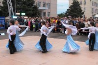 Спортивные танцы на городской площади