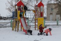 Сельская детвора в Полековском осваивает новый игровой комплекс