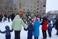 Новогодние праздники шагают по дворам *** Саратовская область, город Маркс - декабрь 2016 год (marksadm.ru)