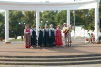 Народные песни звучали в парке Екатерины *** Саратовская область, город Маркс - июль 2017 год (marksadm.ru)