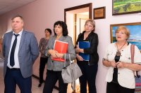 Выставка картин местных художников открылась в холле администрации Марксовского района *** Саратовская область, город Маркс - сентябрь 2019 год (marksadm.ru)