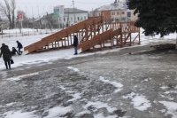 На Городской площади установлены две зимние горки для детей разных возрастов *** Саратовская область, город Маркс - январь 2020 год (marksadm.ru)