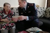 Полицейские поздравили участницу ВОВ с 8 марта *** Саратовская область, город Маркс - март 2020 год (marksadm.ru)