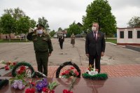 Утро 9 мая в городе Марксе началось с торжественного возложения цветов к мемориалу "Вечный огонь" *** Саратовская область, город Маркс - май 2020 год (marksadm.ru)