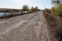 В Вознесенке необходимо приводить в порядок плотину, которая является частью автоподъезда к селу *** Саратовская область, город Маркс - октябрь 2020 год (marksadm.ru)