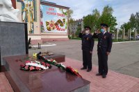 Полицейские возложили венок к Вечному огню *** Саратовская область, город Маркс - май 2021 год (marksadm.ru)