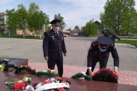 Полицейские возложили венок к Вечному огню *** Саратовская область, город Маркс - май 2021 год (marksadm.ru)