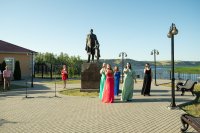 На Хлебной пристани, на живописном берегу Волги сегодня чествовали медалистов - выпускников 2021 года *** Саратовская область, город Маркс - июль 2021 год (marksadm.ru)