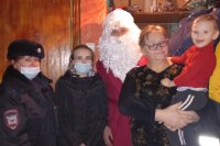 Полицейский Дед Мороз посетил многодетные семьи *** Саратовская область, город Маркс - декабрь 2021 год (marksadm.ru)