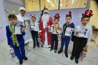 Полицейский Дед Мороз продолжает поздравлять школьников *** Саратовская область, город Маркс - декабрь 2021 год (marksadm.ru)