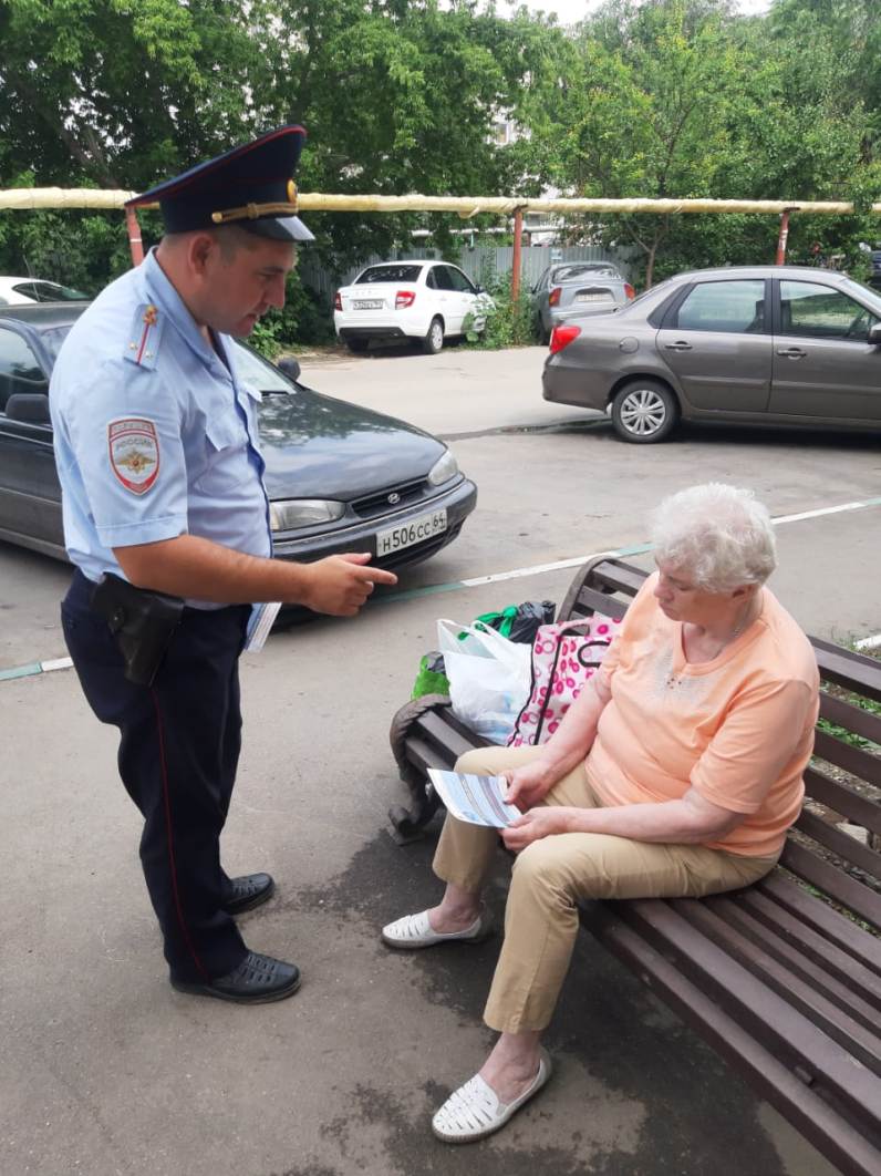 Обход административного участка участковым. Участковый с людьми. Полицейский участок. С днем участкового. День следователя ОМВД.