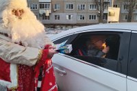 "Полицейский Дед Мороз" поздравил участников дорожного движения *** Саратовская область, город Маркс - декабрь 2023 год (marksadm.ru)
