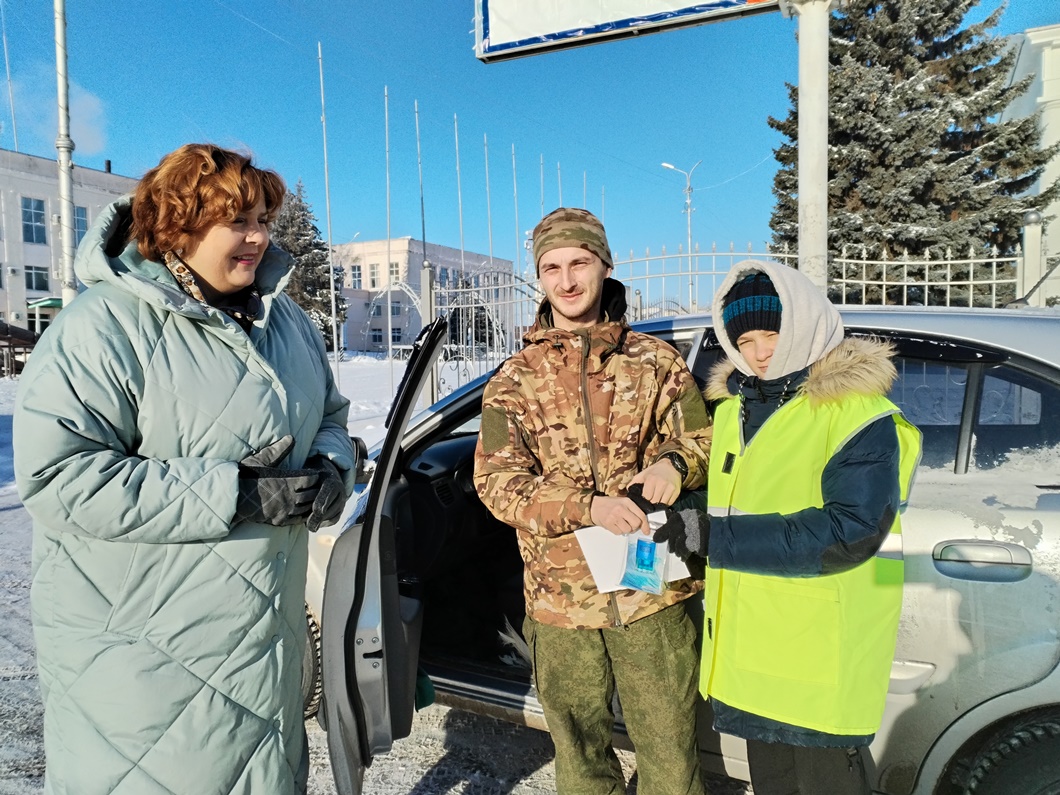 Сотрудники ГИБДД и общественники поздравили мужчин-водителей с Днем  защитника Отечества » Cайт администрации Марксовского муниципального района